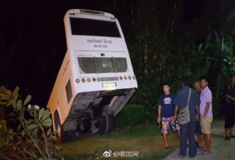 命悬一线！载33中国游客巴士下山失控坠坑