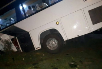 命悬一线！载33中国游客巴士下山失控坠坑