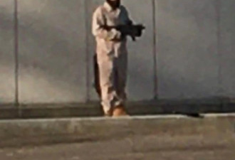 男子扮演ISIS武装分子在公园拍说唱视频