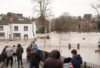 暴风雨侵袭英国 已致3人死亡500栋房屋被淹
