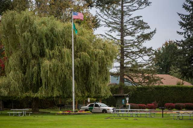 A U.S Customs vehicle watches over a park near the The Peace Arch border crossing in Surrey, British Columbia on September 29, 2018. (BEN NELMS for National Post)