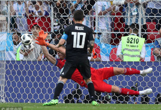 梅西又要哭了！踢丢点球 阿根廷1-1平冰岛
