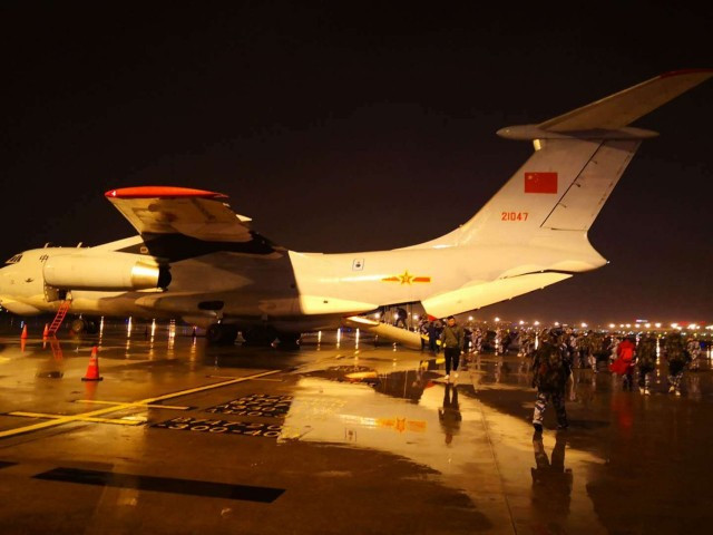 医疗队员在雨�集合,准备登机。(微博@人民海军) 医疗队员在雨�集合,准备登机。(微博@人民海军)