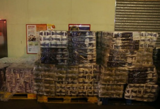 香港居民抢购物资，60大包厕纸遭持刀劫匪抢走