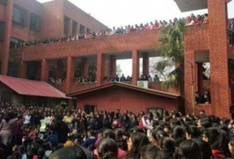 印度千人翻墙进女校性侵 警察被控冷眼旁观