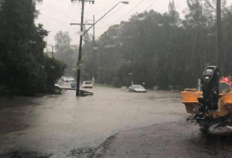 30年一遇暴雨袭击新州！多地道路被淹