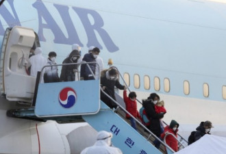 韩国撤侨专机接回逾140人4人出现发烧症状