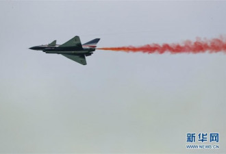 中国空军飞行队在新加坡上空绽放高超技艺