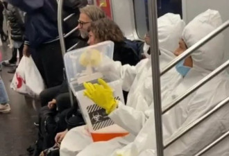 纽约地铁乘客被泼不明病液，现场尖叫声不断