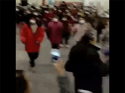 看了中国病人在方舱医院跳舞，国外网友都在问