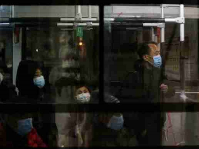 2月9日晚，�汉某社区转运重症病人的公交车上坐满了老人。（微博@不是圆圆的扁扁）