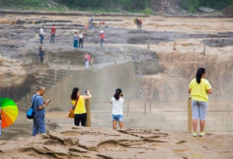 太壮观了！世界上最大的黄色瀑布在中国