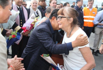 漂泊两周终于靠岸 柬埔寨首相洪森迎接