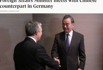 加拿大外长商鹏飞与中国外长王毅握手和会谈