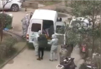 目睹儿子被抬上塞满遗体的运尸车 老妇哭断肠