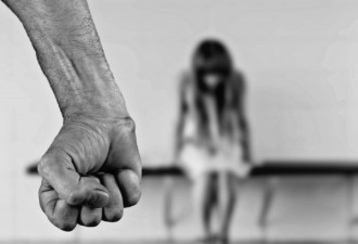 澳洲女孩遭父亲一顿暴打，只因让男孩进家门