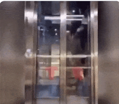 卡戴珊透明电梯激吻老公 发现偷拍后反映…
