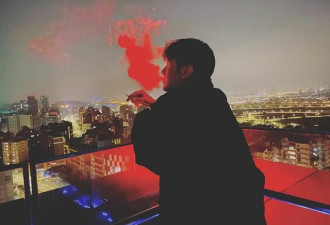 李荣浩凌晨站在天台上抽烟，粉丝劝戒烟