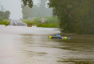 幸运！汽车遭洪水淹没，澳男爬车顶获救