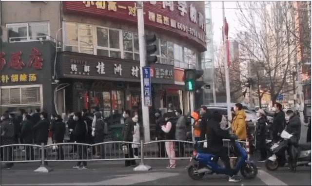 疫情仍严峻 已发生多起聚集扎堆吃喝排队事件