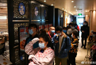 疫情仍严峻 已发生多起聚集扎堆吃喝排队事件