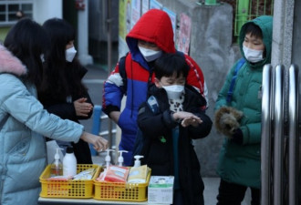 疫情与亲情 4岁女童确诊韩国妈妈穿防护服照顾