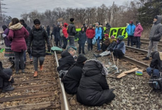 抗议活动封锁铁路，Go火车服务受影响