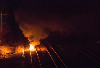 原住民堵路抗议：示威者铁轨上焚烧轮胎