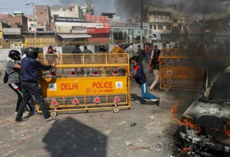 印度德里暴力冲突已致18人死亡 当地道路被封
