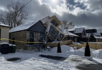 多伦多房屋突然塌了，压在邻居屋顶上