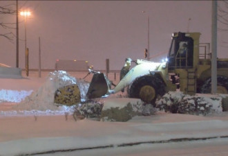 大雪盖了多伦多明天还要下 事故不断校巴取消
