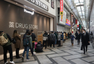 商店排长队库存告急 日本口罩供货不足
