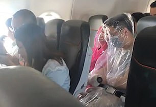 澳洲航班的两乘客手套口罩不够 塑料衣也不落下