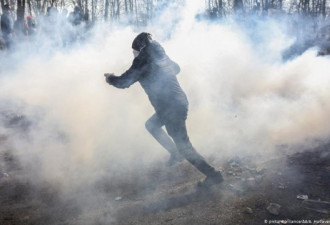 希腊阻止难民入欧 警方出动催泪瓦斯
