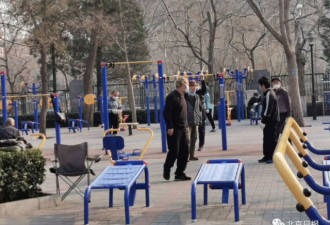 屡劝不听!北京市民在公园不戴口罩扎堆聊天...