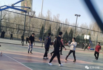 屡劝不听!北京市民在公园不戴口罩扎堆聊天...