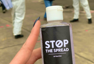 多伦多华裔社团街头发洗手液 呼吁停止种族主义