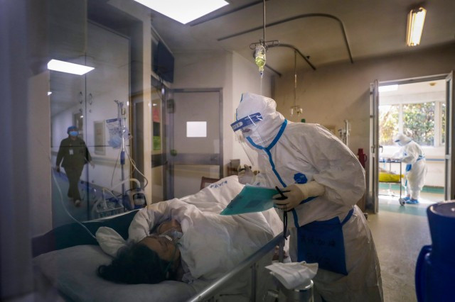 在�国疫情�心城市�汉，医院收治出现感染冠状病毒症状的患者。