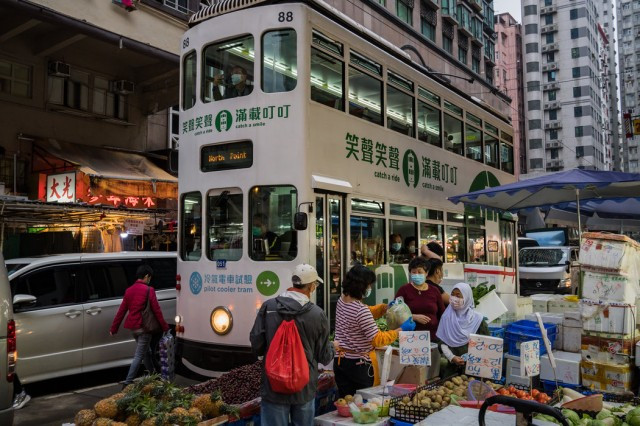 上周，香港一家本地市场。