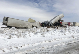 惨烈现场:暴雪致美高速百车相撞 3死数十人伤