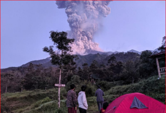 印尼默拉皮火山喷发 火山灰柱冲上6000米