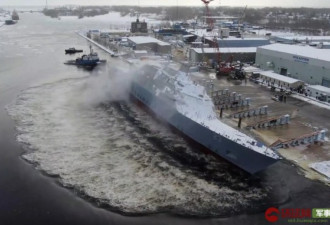 美国展示濒海舰“下饺子”场景 整艘舰拍进水里