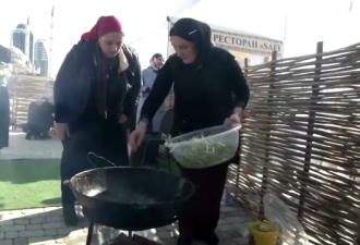 防新冠病毒？俄罗斯两万人聚会吃野韭菜