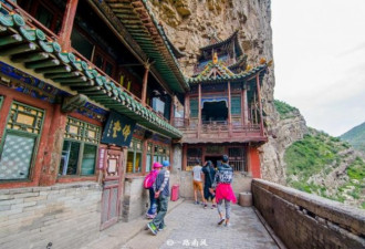 山西有座岌岌可危的寺庙 建在悬崖中间 悬空寺