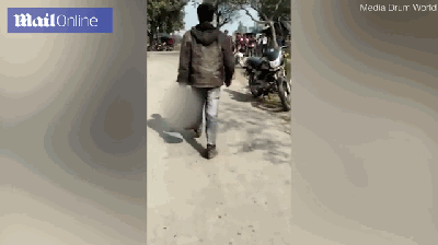 印度男子砍下妻子头颅步行1.6公里去警局自首