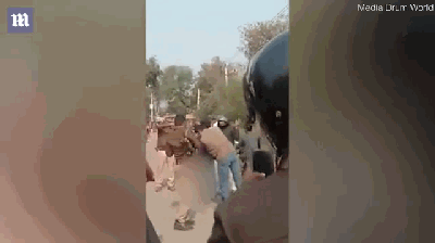 印度男子砍下妻子头颅步行1.6公里去警局自首