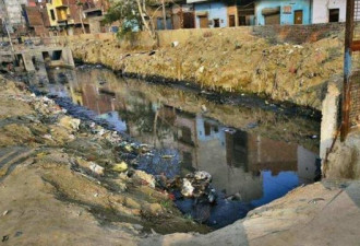 印度首都排水渠现11具浮尸 或与大规模骚乱有关