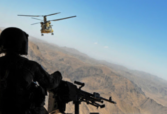 美国对阿富汗塔利班武装分子发动空袭
