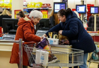 美各大超市连夜出新政：增加老年人购物时段