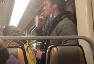 醉汉地铁上摘口罩吐唾沫抹把手 被警方逮捕!